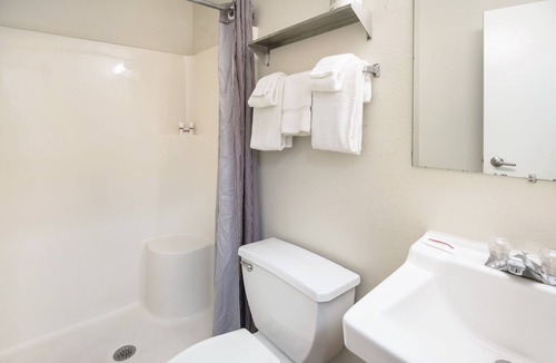 Southeast Colorado Springs Hotel | HomeTowne Studios By Red Roof Colorado Springs - Airport