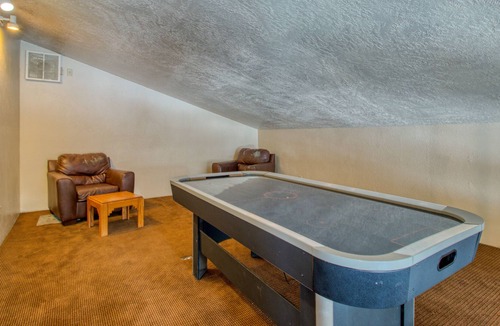 Wildernest Condo | Homey condo with shared pool, hot tub, and sauna - easy access to ski resorts