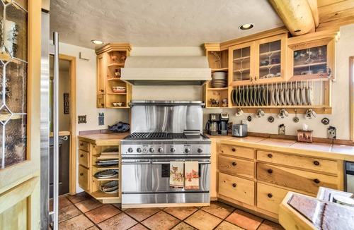 Florissant House | Honey Bear Lodge,Private 36.3 acre Fishing Lodge.Rare High Speed Starlink Wifi,Pet Friendly,Hot Tub