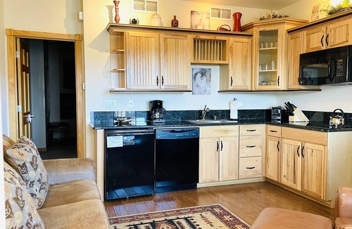 Estes Park Condo | Horsetooth Peak 26C - 1 Br Condo - Jetted Bathtub - Lake/Mountain Views!