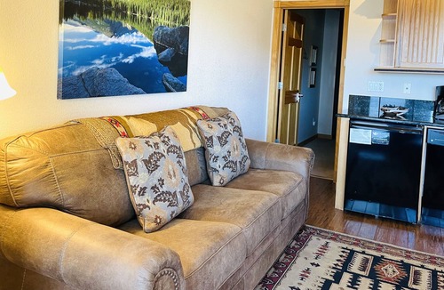 Estes Park Condo | Horsetooth Peak 26C - 1 Br Condo - Jetted Bathtub - Lake/Mountain Views!