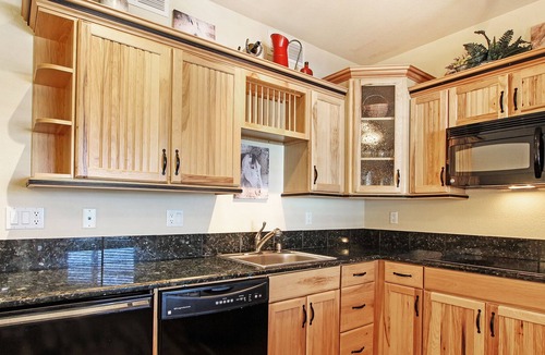 Estes Park Condo | Horsetooth Peak 26C - 1 Br Condo - Jetted Bathtub - Lake/Mountain Views!