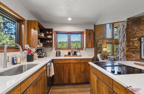 Los Ranchitos Estates House | Hot Tub, 3 Min to Skiing, Incredible Deck/Views!