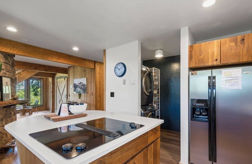 Los Ranchitos Estates House | Hot Tub, 3 Min to Skiing, Incredible Deck/Views!