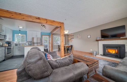 Carriage Hills Apartment | Hot Tub! Amazing views, K bed, BBQ, near town & Park