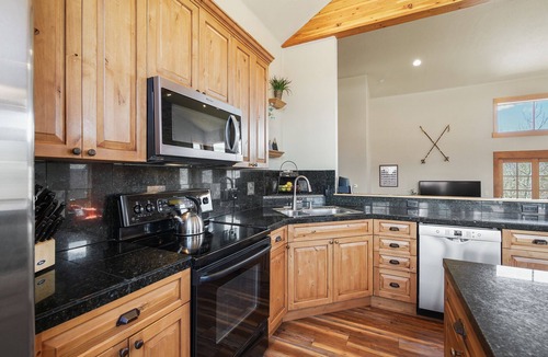Wildernest House | Hot Tub. Awesome Views. Close to ski areas. Garage. Fully Stocked Kitchen.