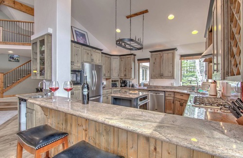 Weisshorn House | Hot Tub + Close to Downtown + Pet Friendly - Lazy Bear