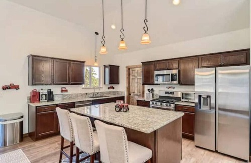 Florissant House | HOT TUB ~ Corner-Lot ~ Lux. Mnt. Lvng.~ No Pet Fee ~ Starlink ~ Family Fun!
