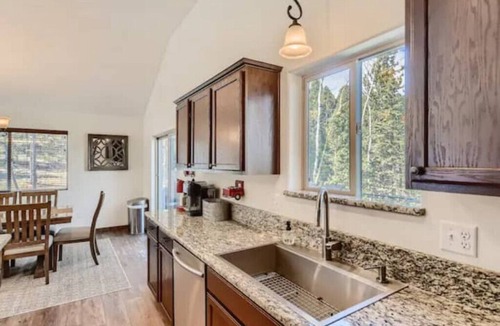 Florissant House | HOT TUB ~ Corner-Lot ~ Lux. Mnt. Lvng.~ No Pet Fee ~ Starlink ~ Family Fun!