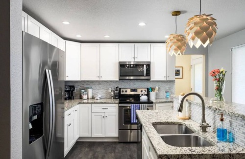South Westminster House | Hot Tub, Entertainers Lounge, 6 bedrooms - Denver's Beer Inspired BnB