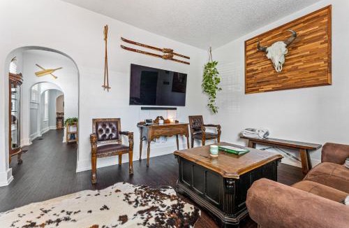 Five Points House | HOT TUB Firepit Pool Table Patio Cozy Downtown Denver
