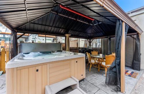 Five Points House | HOT TUB Firepit Pool Table Patio Cozy Downtown Denver