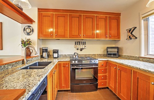 Keystone House | Hot Tub & Grilling Area: Keystone Townhome!