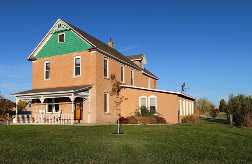 Fruita House | ***HOT TUB*** Historic Tilliview House ~ 3100 Sq Ft ~ 1 Acre ~ Heart Of Fruita !