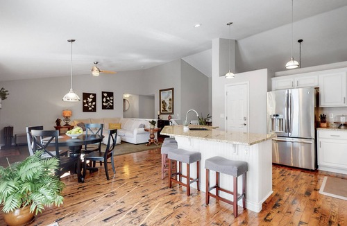 Erie House | Hot Tub, Luxury King Bed & Yard Games ~ Quiet & Serene w Incredible Yard