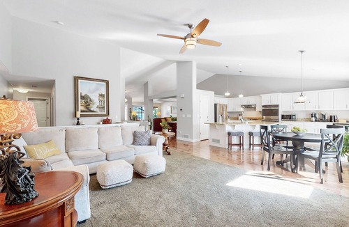 Erie House | Hot Tub, Luxury King Bed & Yard Games ~ Quiet & Serene w Incredible Yard