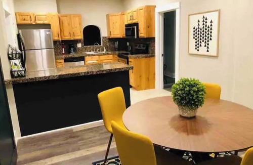 Edgewater House | Hot tub, Quiet 3 Bedroom, Close to Downtown, WFH