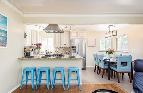 Denver House | Hot Tub, Steam Room, Billiards, Ping Pong, Darts, 3 Kings, 8 beds total.