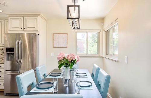Denver House | Hot Tub, Steam Room, Billiards, Ping Pong, Darts, 3 Kings, 8 beds total.