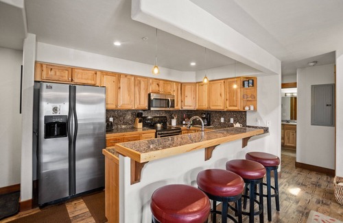Steamboat Springs Condo | Hot Tubs, Free Bus Route, Private Washer/Dryer, Top Floor Condo - Perfect for 3 Couples