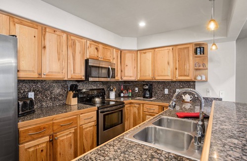 Steamboat Springs Condo | Hot Tubs, Free Bus Route, Private Washer/Dryer, Top Floor Condo - Perfect for 3 Couples