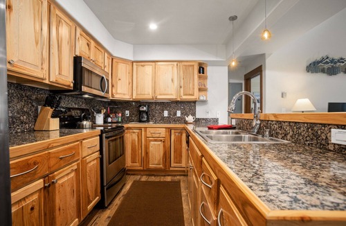 Steamboat Springs Condo | Hot Tubs, Free Bus Route, Private Washer/Dryer, Top Floor Condo - Perfect for 3 Couples