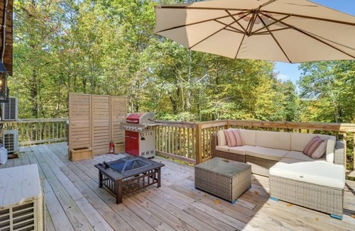 East Stroudsburg Cabin | Hot Tub/Sauna/Fire pits/xl deck - Lovers Edge A-Frame