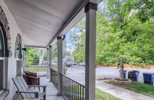 Sunnyside House | Huckleberry House / Denver & Mtns Travel Hub / 1BD