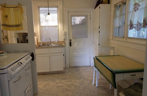 Manitou Springs Historic District Cottage | Hummingbird Cottage - downtown Manitou Springs
