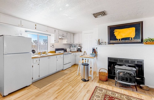 Marvel House | Idyllic house and barn on acres of property with mountain view & private pool