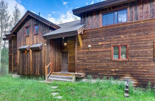 Alma House | Immaculate Mountain Home Surrounded by Pine Trees with Hot Tub - Claim Jumper Getaway
