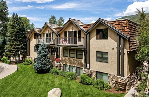 Aspen Condo | Incredible views in open 2 bedroom condo in Aspen Core! Walk to Gondola.