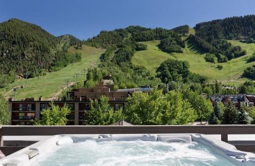 Downtown Hotel | Independence Square 210, Beautiful Studio with Kitchenette, Great Location in Downtown Aspen