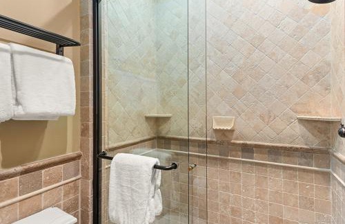 Downtown Hotel | Independence Square 308, Top Floor Hotel Room with Ideal Downtown Location