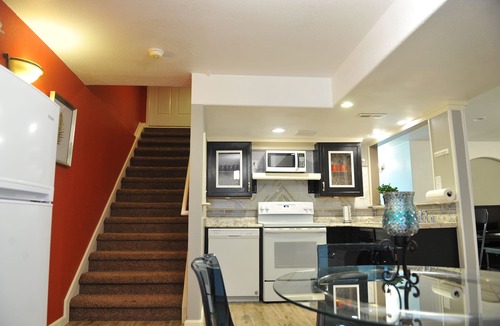 Green Valley Ranch House | independentbasement owner and family lives upstair ,comfortable and clean