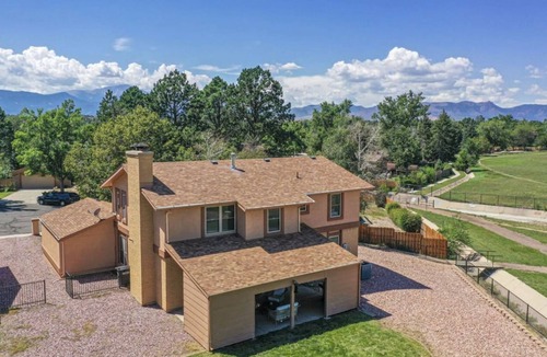 Village Seven House | Inviting 5 Bedroom Home Centrally Located