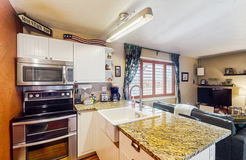 Fraser Condo | Inviting mountain-view condo with WiFi in great location near the slopes
