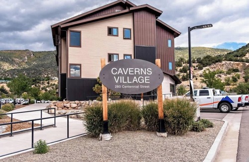 Glenwood Springs Condo | Iron Mt Hot Spgs Condo #207 | Mtn Views | Sleeps 4