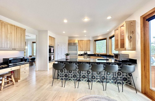 Boulder House | Ix'Calinda, Stunning Mountain Luxury Gateway, 15 mins to town.