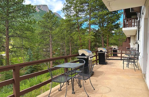 Estes Park Condo | Jetted Tub Suite with River View from Patio