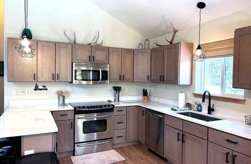 Valley of the Sun Cabin | Just Renovated! Sauna, Family Friendly w/Game Room and Great Views - Gold Trail Retreat