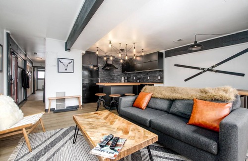Dunkin Hill Condo | King Bed and Bunks/Office. Free Bus to Town/Skiing. Sweet View!