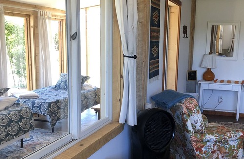 Lewis Cabin | King Bed comfort, great views with complimentary gourmet farm breakfast.