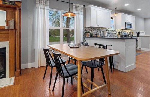 Windsor House | King bed! Hot Tub! Near Park! Family Friendly!
