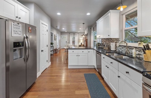 Windsor House | King bed! Hot Tub! Near Park! Family Friendly!