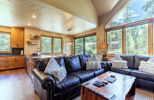 Mountain House House | King Master Suite-Private: Hot Tub, Garage & Laundry-Walk to Lift-Free WIFI