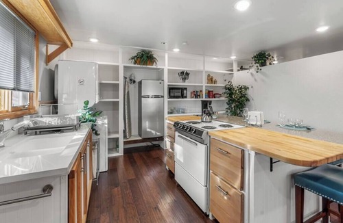 Loveland Apartment | king-size bed, views of Loveland