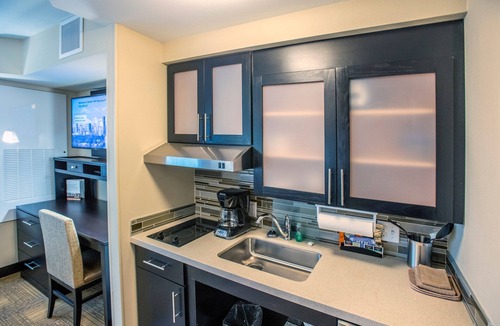 Lincoln Park Apartment | King Suite in Downtown Denver! Free Breakfast, Pool & Hot tub!
