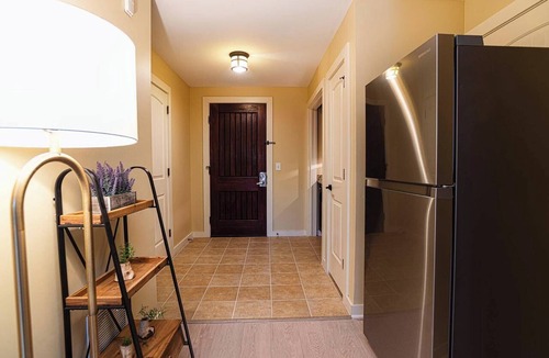 St. Augustine Condo | King Suite w/kitchenette & full size fridge -55 in TV cable -pool & hot tub!