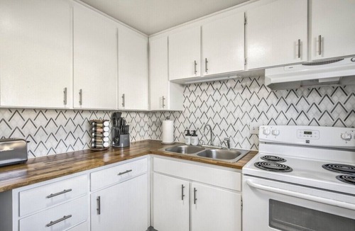 Colorado Springs Apartment | Kings Hideaway! Apartment w Hot Tub & Scenic View